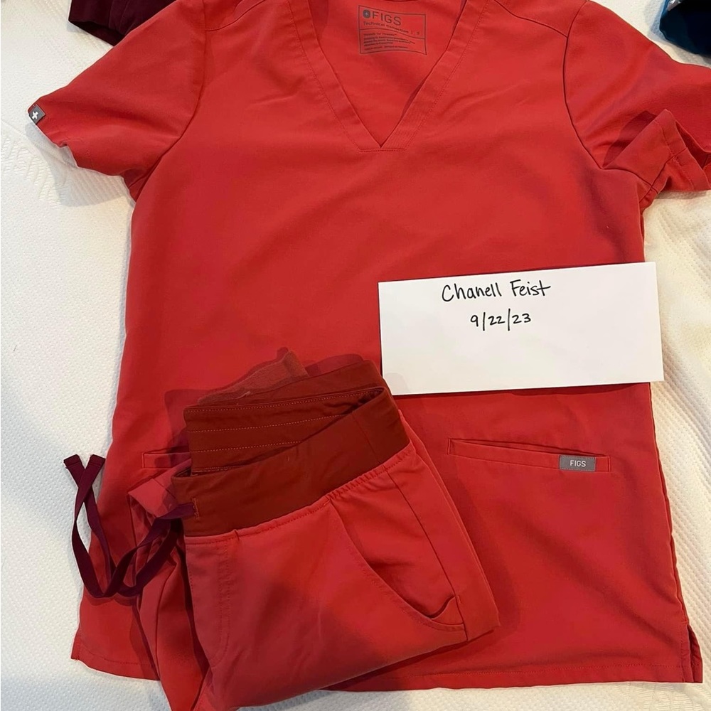 Figs clay small zamora joggers and small Casma top.